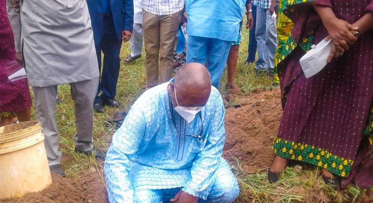 UI VC and oherdinitaries at the grounbreaking of a 300-capacity auditorium for Nursing department